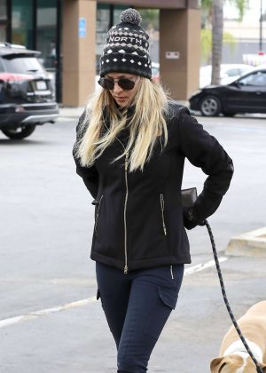 Kaley Cuoco - Takes her dog to ACCESS Specialty Animal Hospital in Woodland Hills