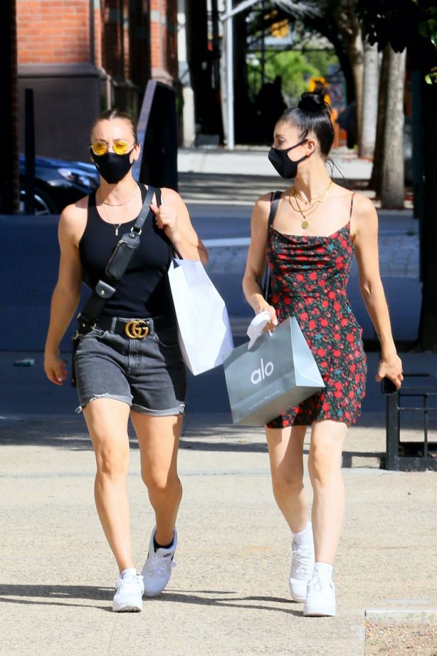 Kaley Cuoco with her sister Briana - Shopping candids in SoHo