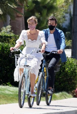 Karlie Kloss - Bike ride with her fiance in Santa Monica