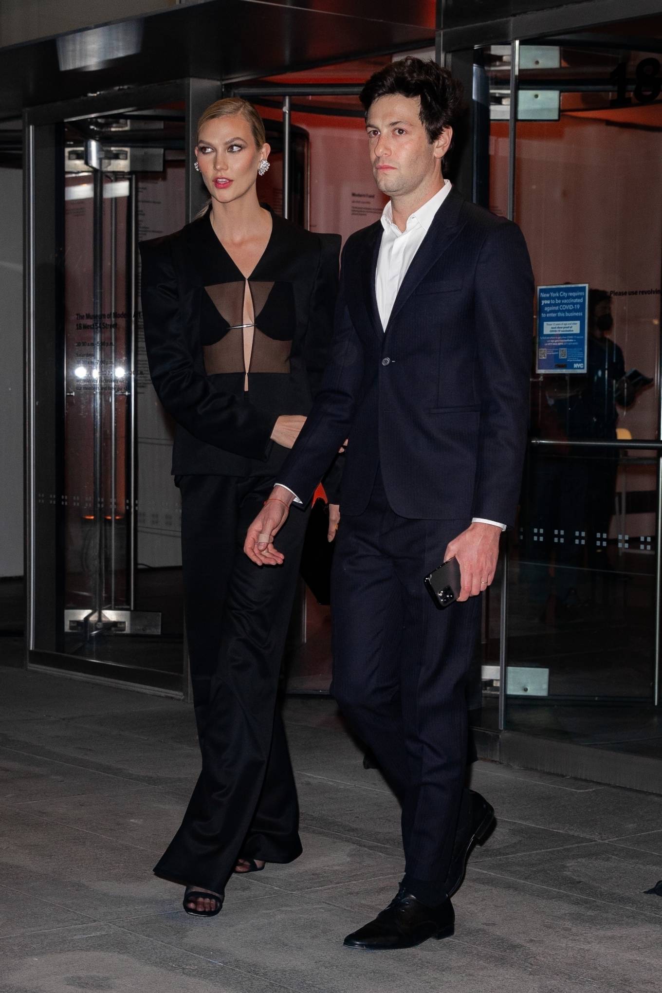 Karlie Kloss 2021 : Karlie Kloss – In a black resemble stepping out in New York City-14