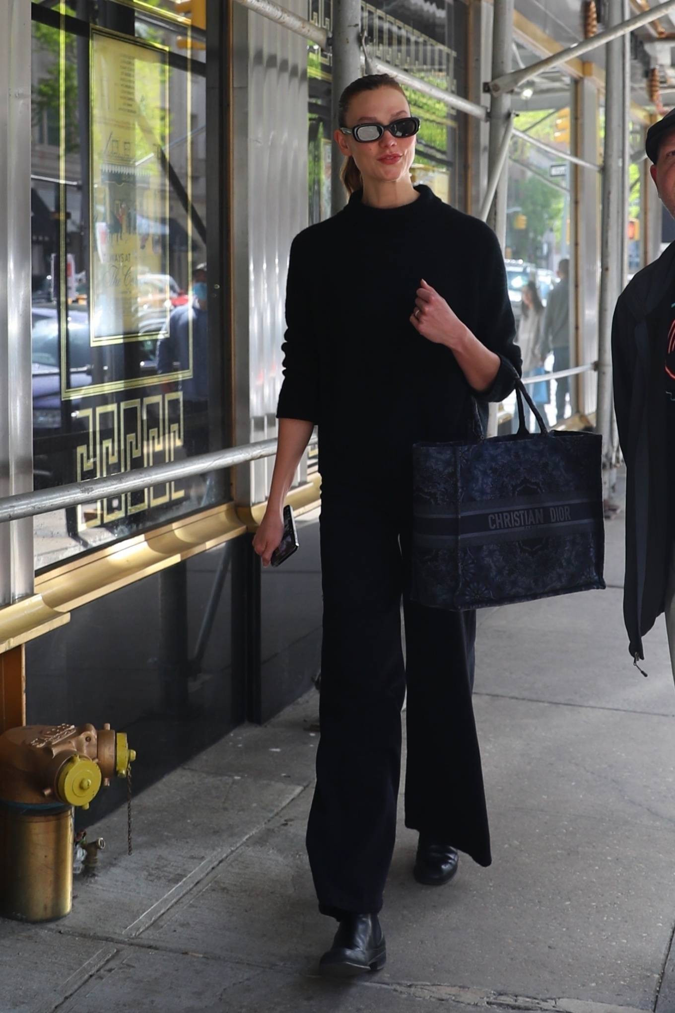 Karlie Kloss 2022 : Karlie Kloss – In an all-black ensemble on a stroll in New York-01