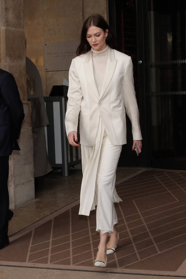 Karlie Kloss - Leaving her hotel during Paris Fashion Week
