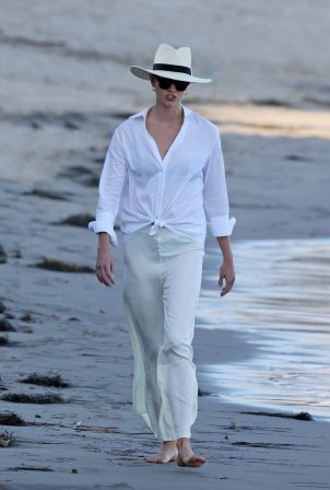 Karlie Kloss - Pictured on the beach in Santa Monica