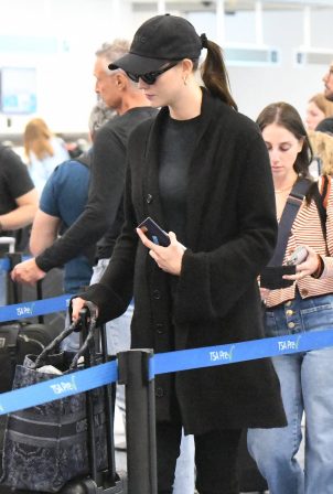 Karlie Kloss - Spotted at Miami International Airport