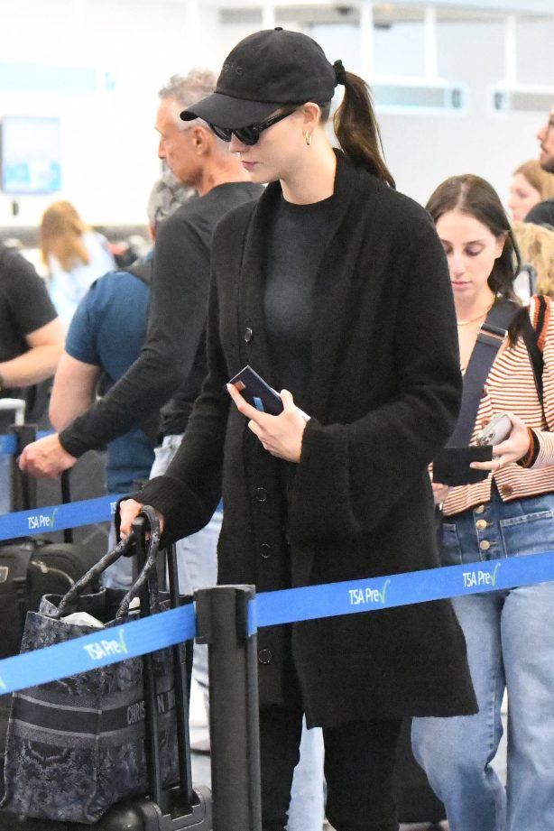 Karlie Kloss - Spotted at Miami International Airport