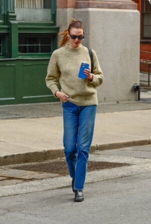 Karlie Kloss - Spotted on a stroll in New York