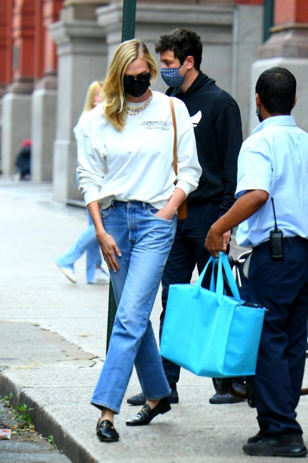 Karlie Kloss - Trip out of town in New York