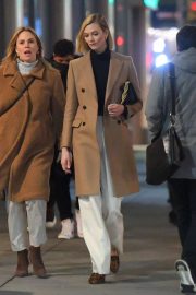 Karlie Kloss - Walk with friends in New York