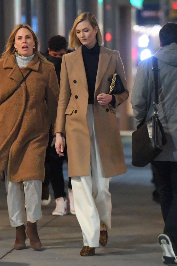 Karlie Kloss - Walk with friends in New York
