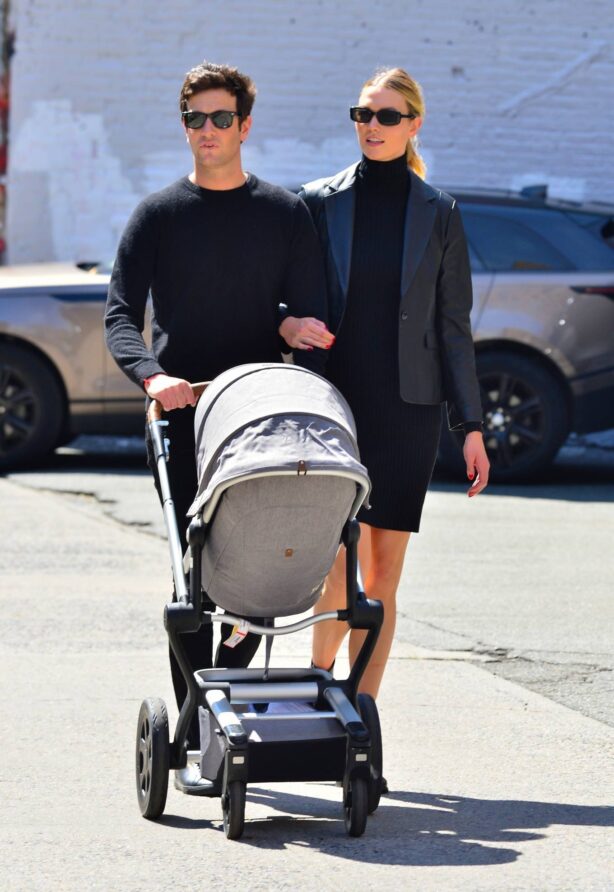 Karlie Kloss - With husband Joshua Kushner step out with their baby in New York City
