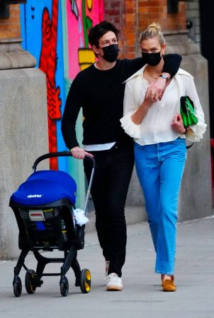 Karlie Kloss - With Joshua Kushner And Their Baby In Soho