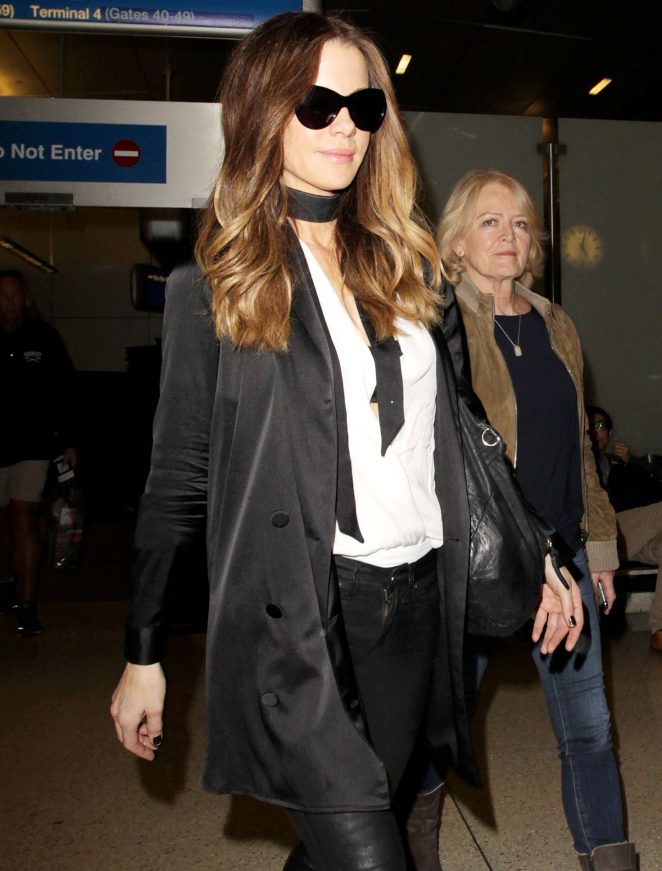 Kate Beckinsale - Arrives at LAX Airport in Los Angeles