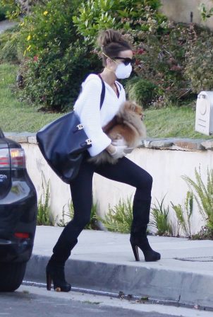 Kate Beckinsale - Arrives back to her home in Pacific Palisades