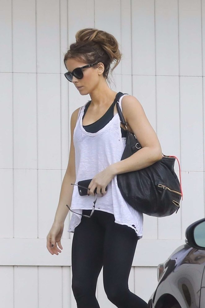 Kate Beckinsale - Arrives home in LA
