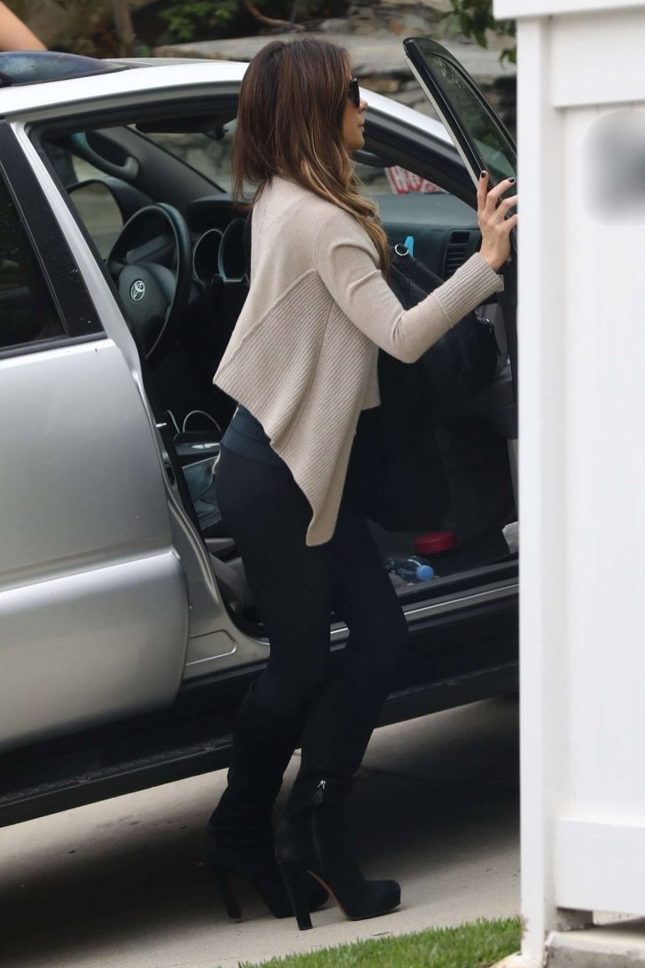 Kate Beckinsale - Arriving at her home in LA