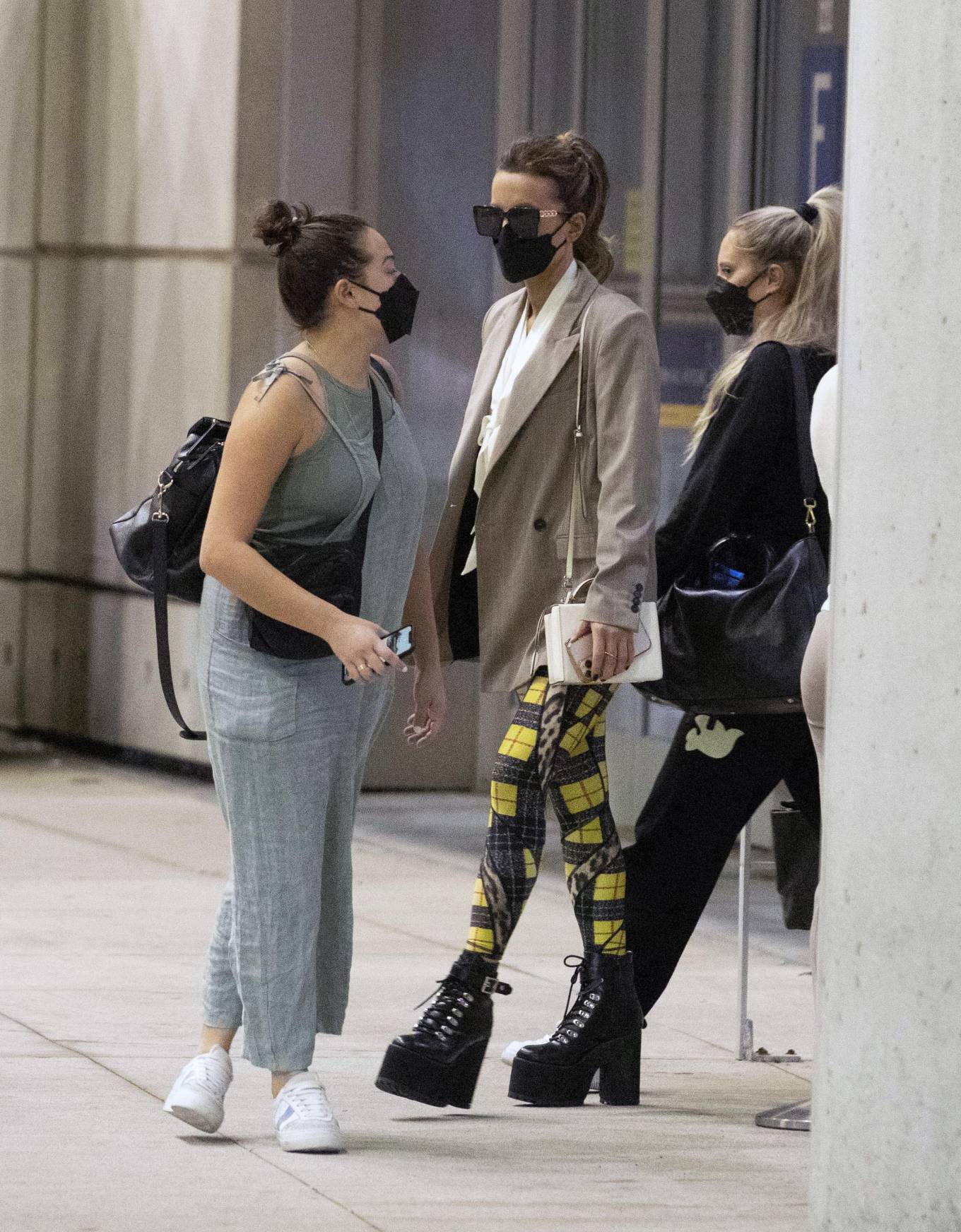 Kate Beckinsale 2022 : Kate Beckinsale – Arriving at Toronto airport-02