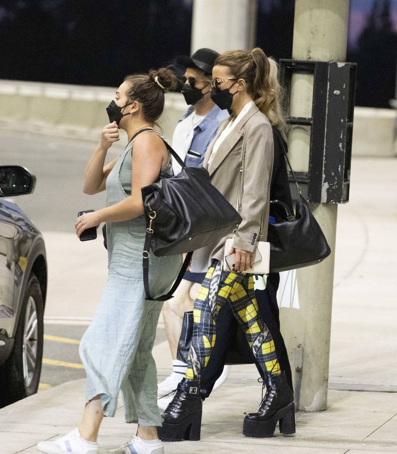Kate Beckinsale 2022 : Kate Beckinsale – Arriving at Toronto airport-04