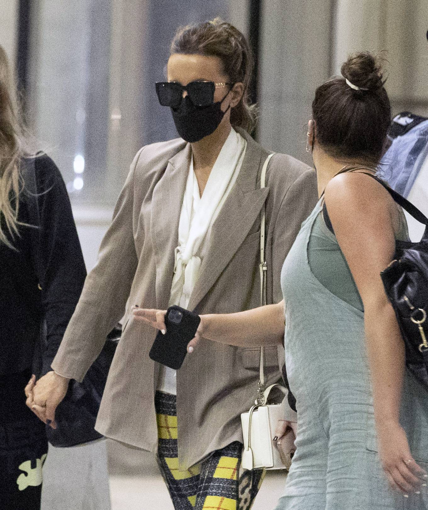 Kate Beckinsale 2022 : Kate Beckinsale – Arriving at Toronto airport-05