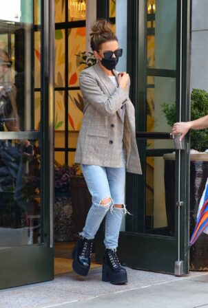 Kate Beckinsale - Leaving the Naeem Khan fashion show in New York