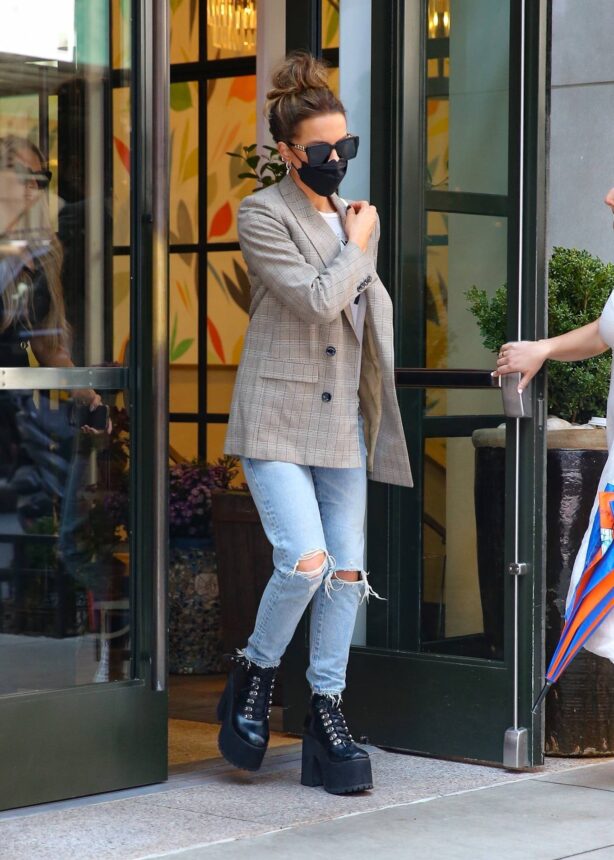 Kate Beckinsale - Leaving the Naeem Khan fashion show in New York