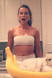 Kate Beckinsale - Performance for her cat