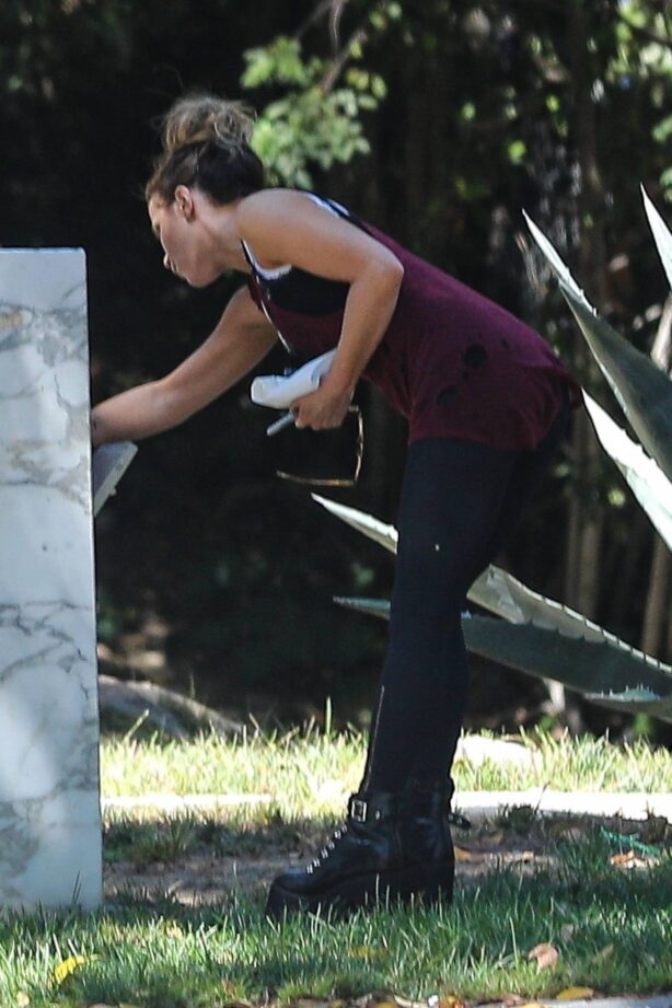 Kate Beckinsale - picks up the mail at her home in Beverly Hills