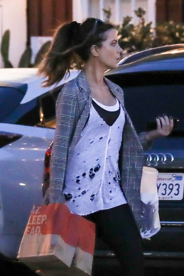 Kate Beckinsale - Shopping at the Brentwood Country Mart