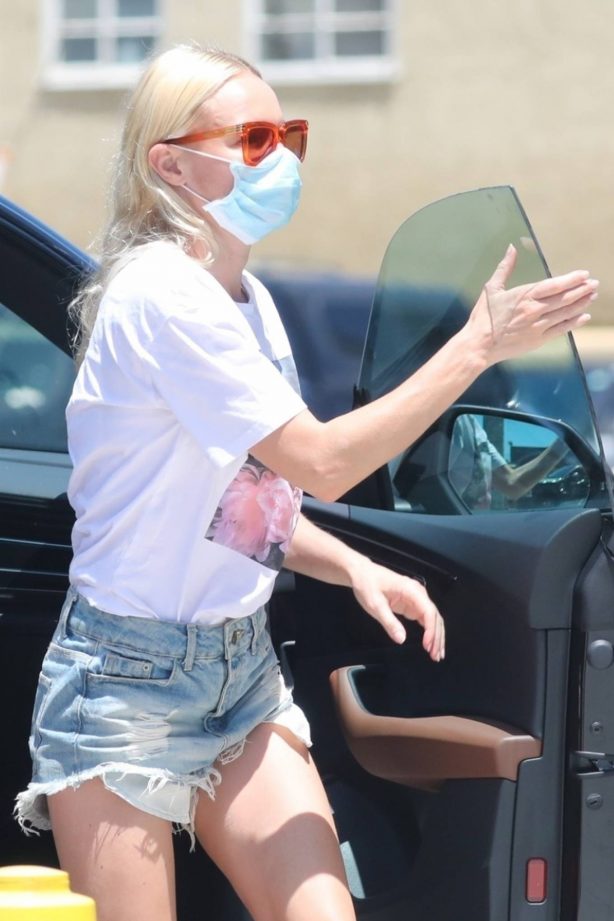 Kate Bosworth in Denim Shorts - Picking up lunch in Los Angeles