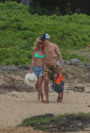 Kate Bosworth - With Justin Long on the PDA in Hawaii