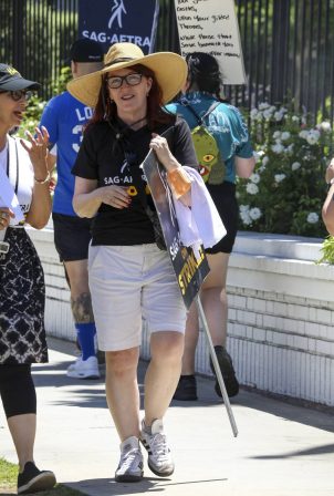 Kate Flannery - Supporte strike at Netflix in Los Angeles