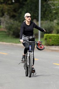 Kate Hudson - Bike Ride in Pacific Palisades