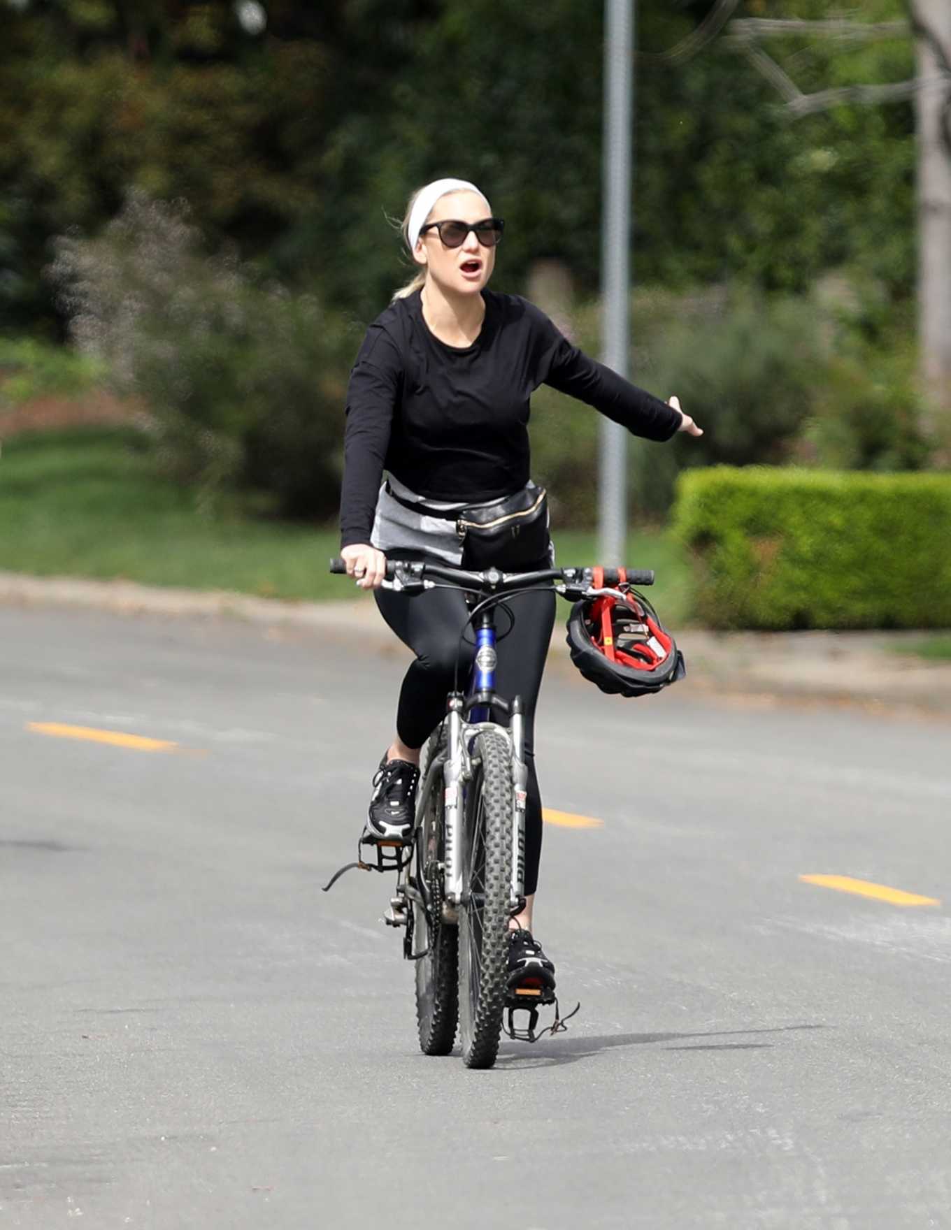 Kate Hudson â€“ Bike Ride In Pacific Palisades
