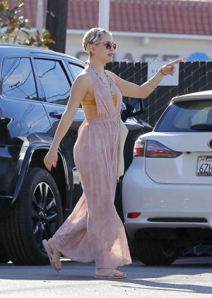 Kate Hudson in Long Dress with Danny Fujikawa - Shopping in Brentwood