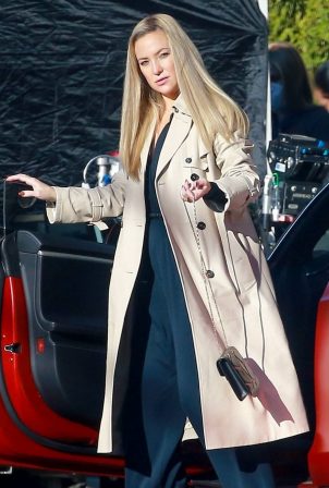 Kate Hudson - On the set for 'Truth Be Told' in Los Angeles