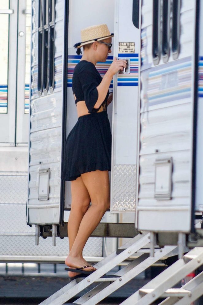 Kate Hudson - On the set of Sister in Los Angeles