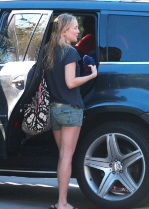 Kate Hudson Booty in Shorts out in Santa Monica