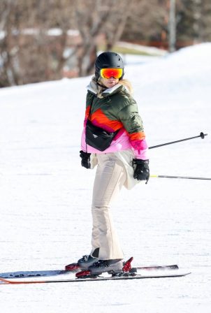 Kate Hudson - Seen skiing in Aspen