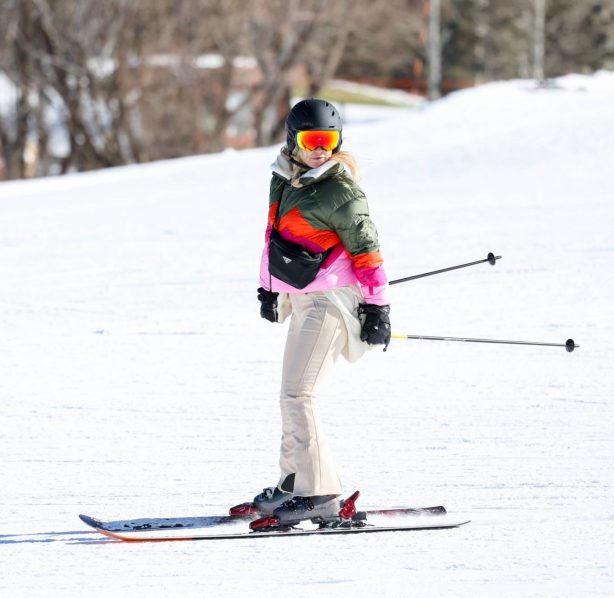 Kate Hudson - Seen skiing in Aspen