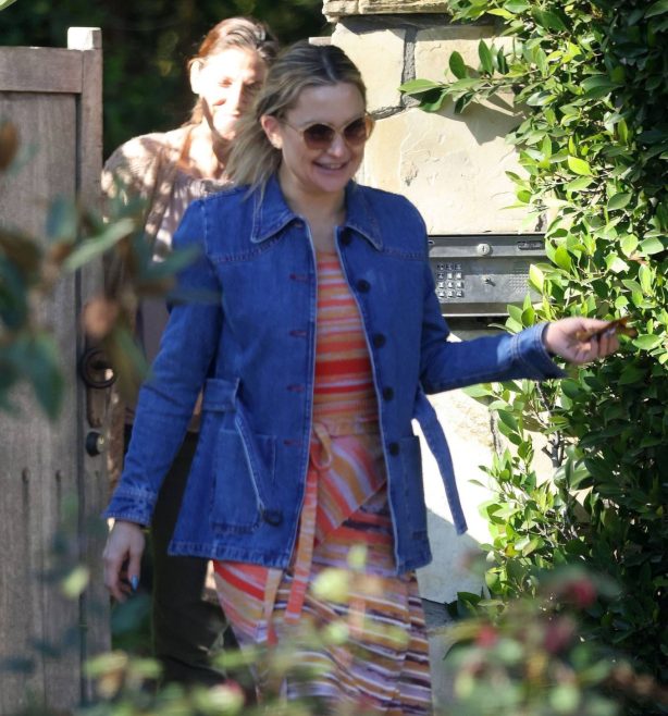 Kate Hudson - Seen while leaving a friends house in Brentwood