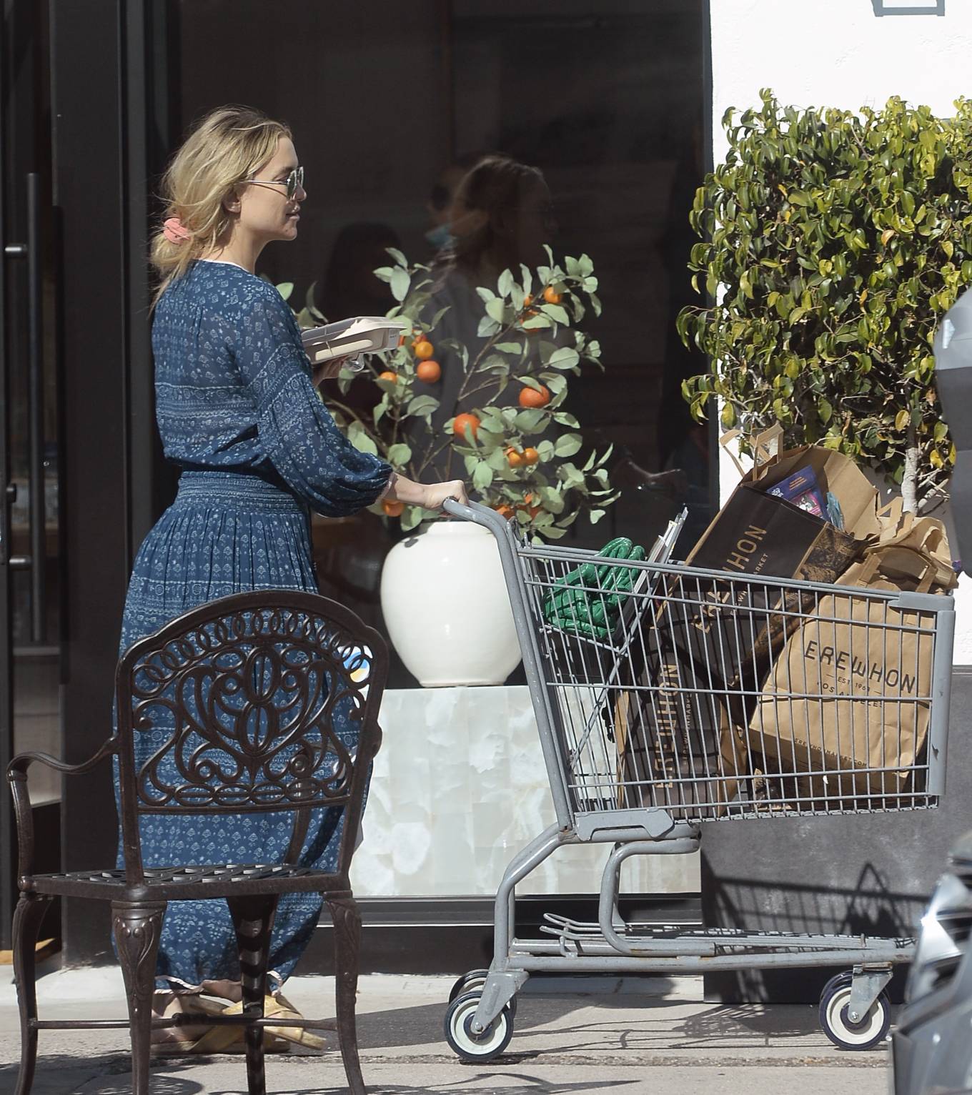 Kate Hudson 2022 : Kate Hudson – Shopping candids at Erewhon market in Los Angeles-05