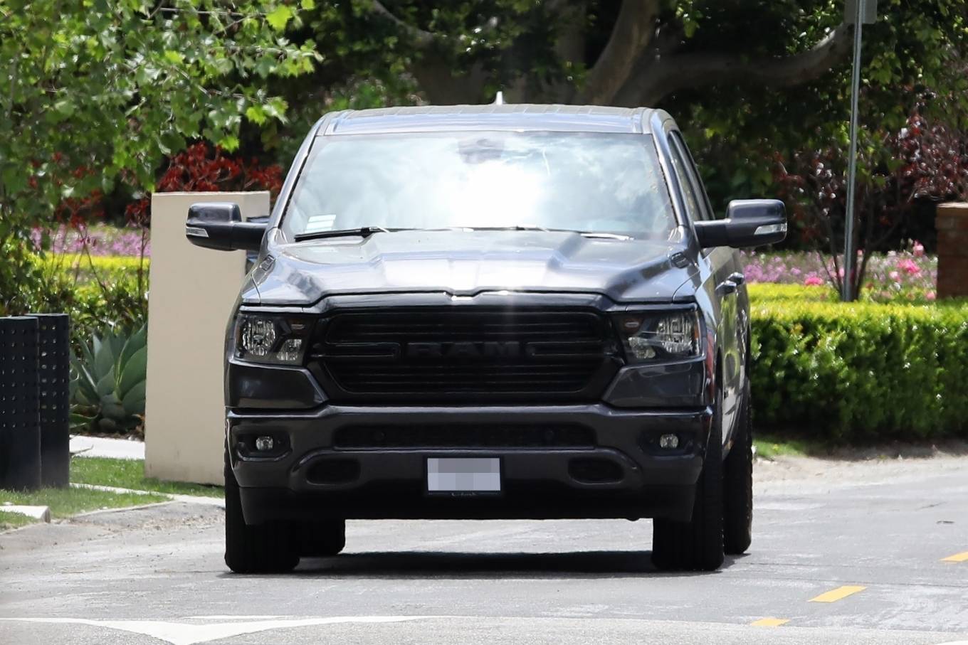 Kate Hudson â€“ Spotted in new New Dodge Ram Warlock