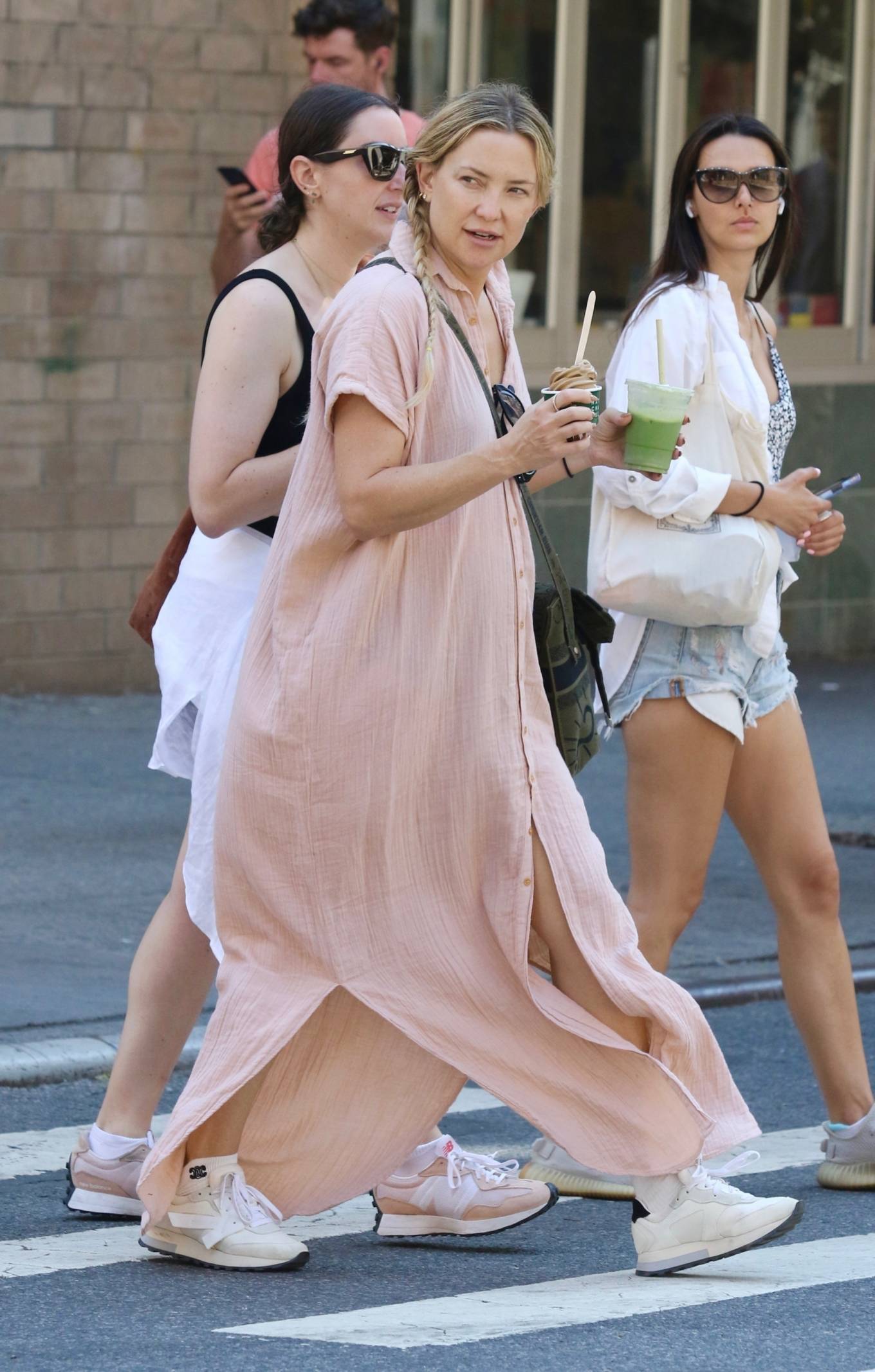 Kate Hudson 2022 : Kate Hudson – Steps out for a walk around Manhattan’s Soho-04