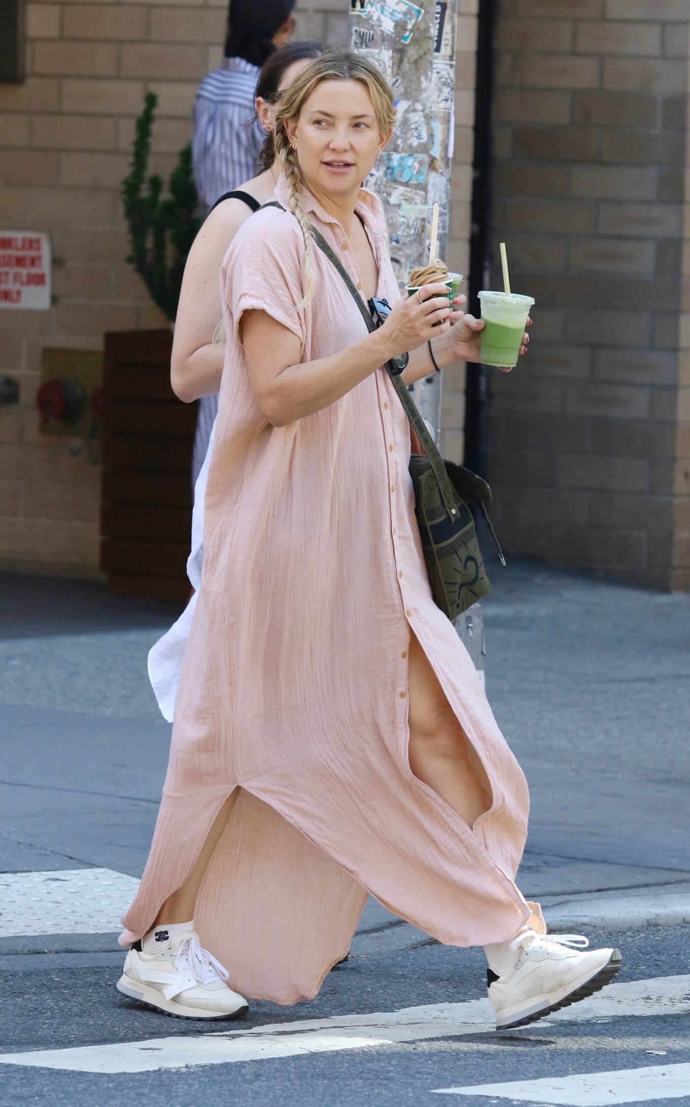Kate Hudson 2022 : Kate Hudson – Steps out for a walk around Manhattan’s Soho-05