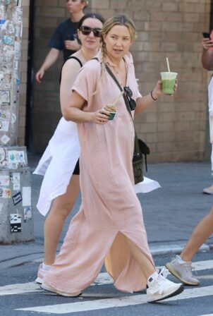 Kate Hudson - Steps out for a walk around Manhattan’s Soho
