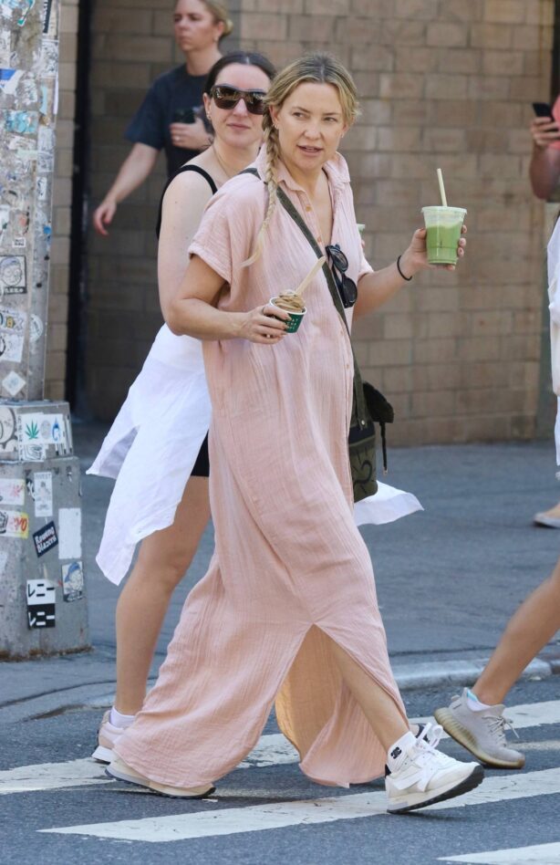 Kate Hudson - Steps out for a walk around Manhattan’s Soho