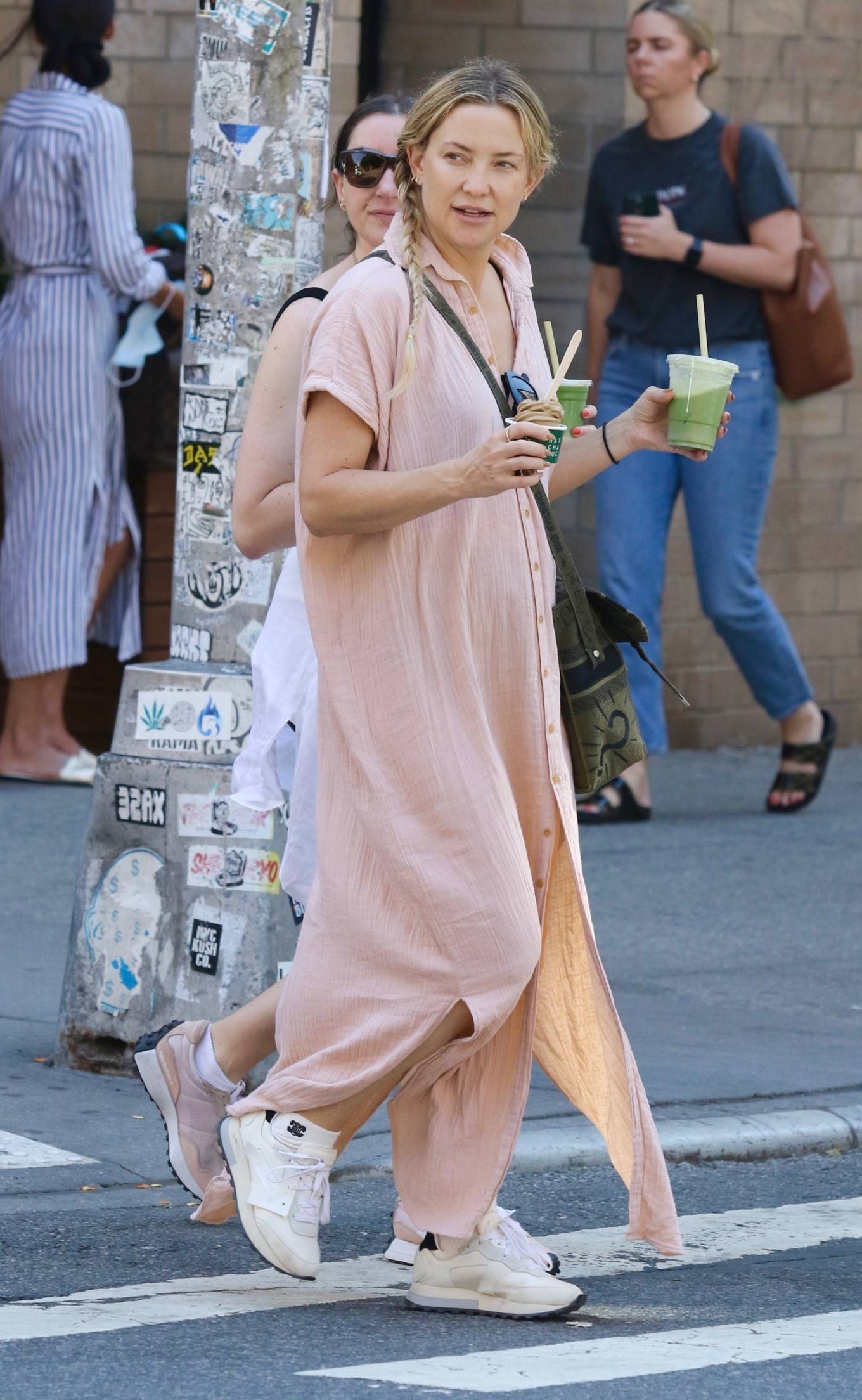 Kate Hudson 2022 : Kate Hudson – Steps out for a walk around Manhattan’s Soho-08