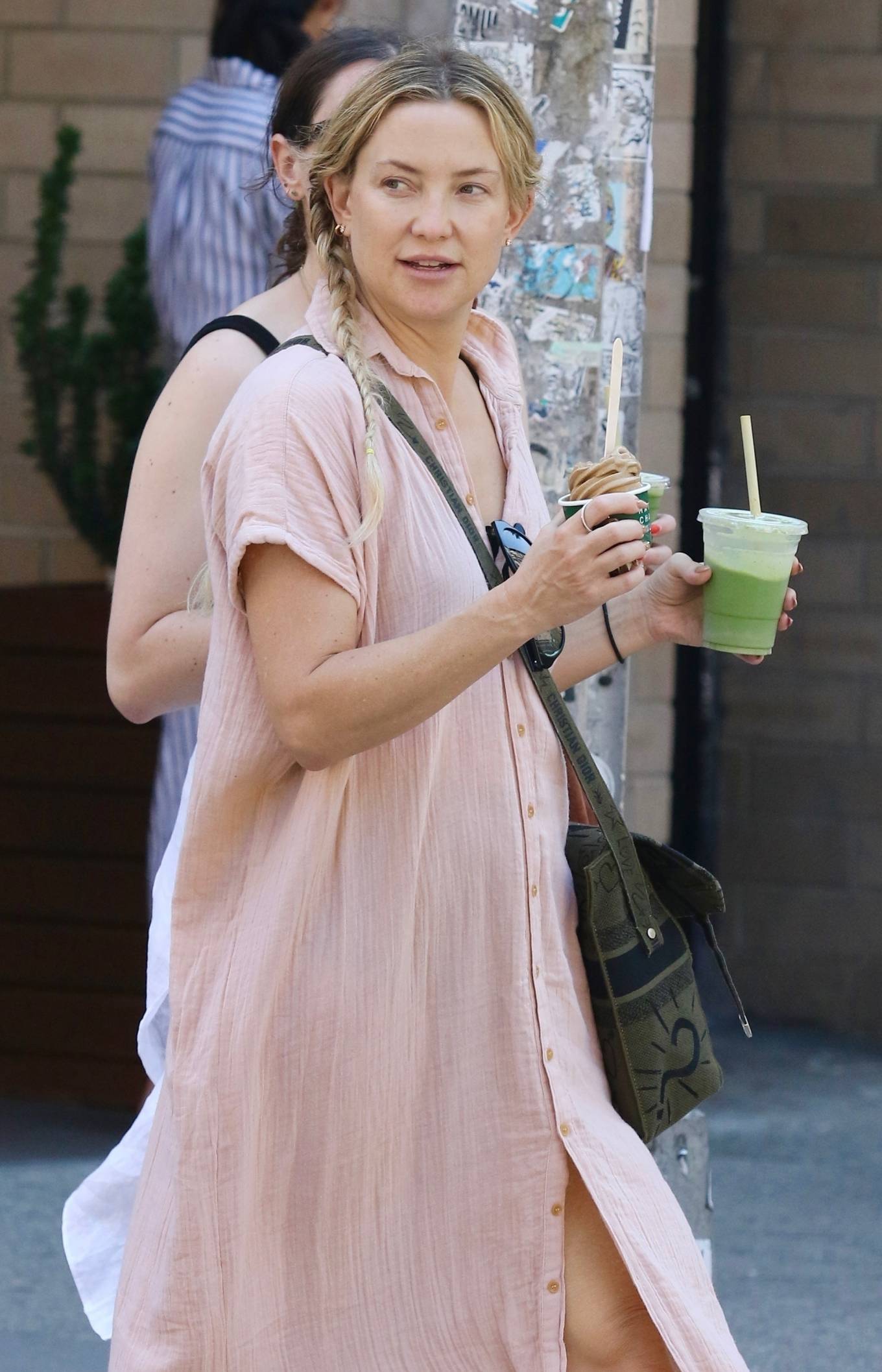 Kate Hudson 2022 : Kate Hudson – Steps out for a walk around Manhattan’s Soho-09