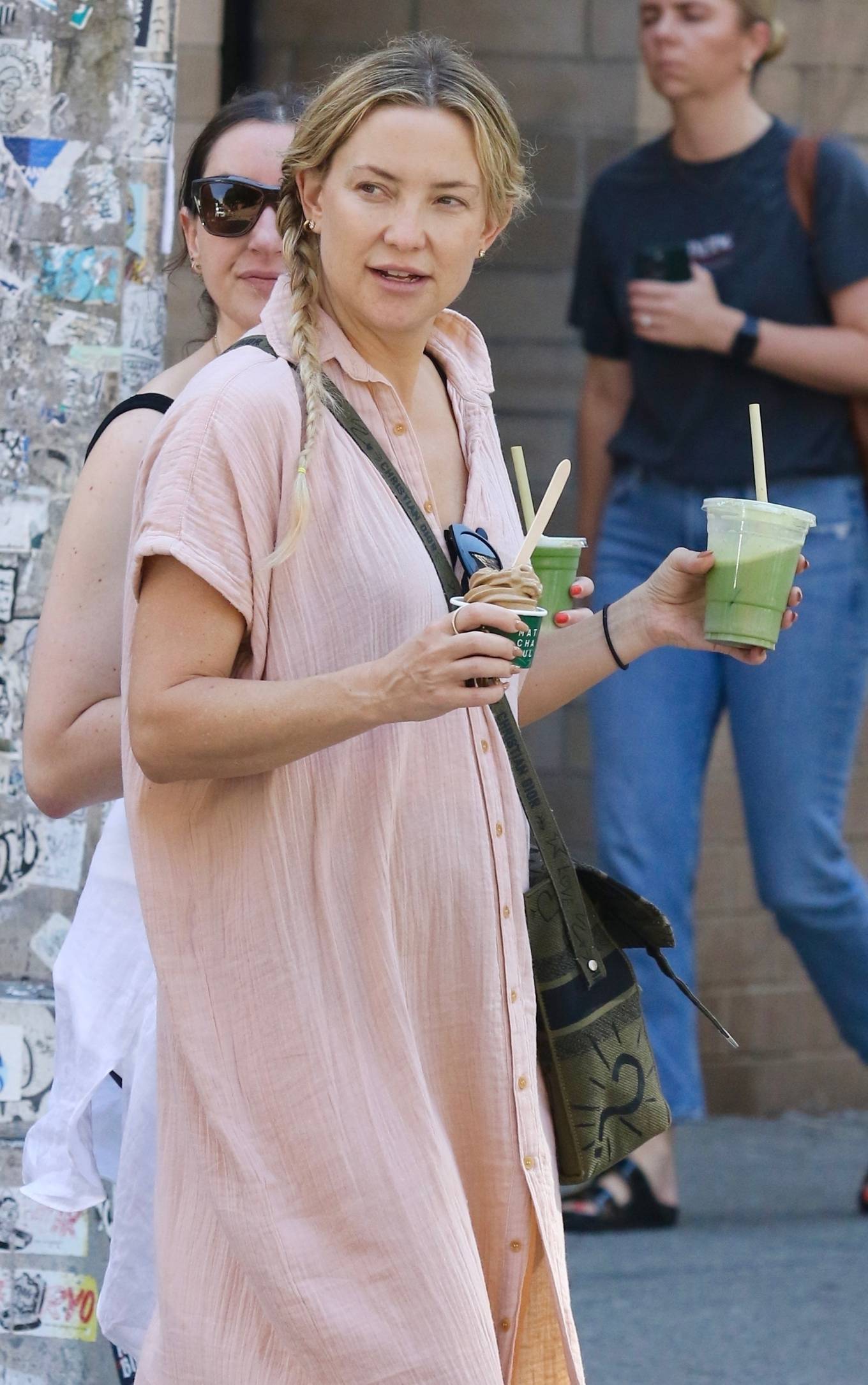 Kate Hudson 2022 : Kate Hudson – Steps out for a walk around Manhattan’s Soho-10
