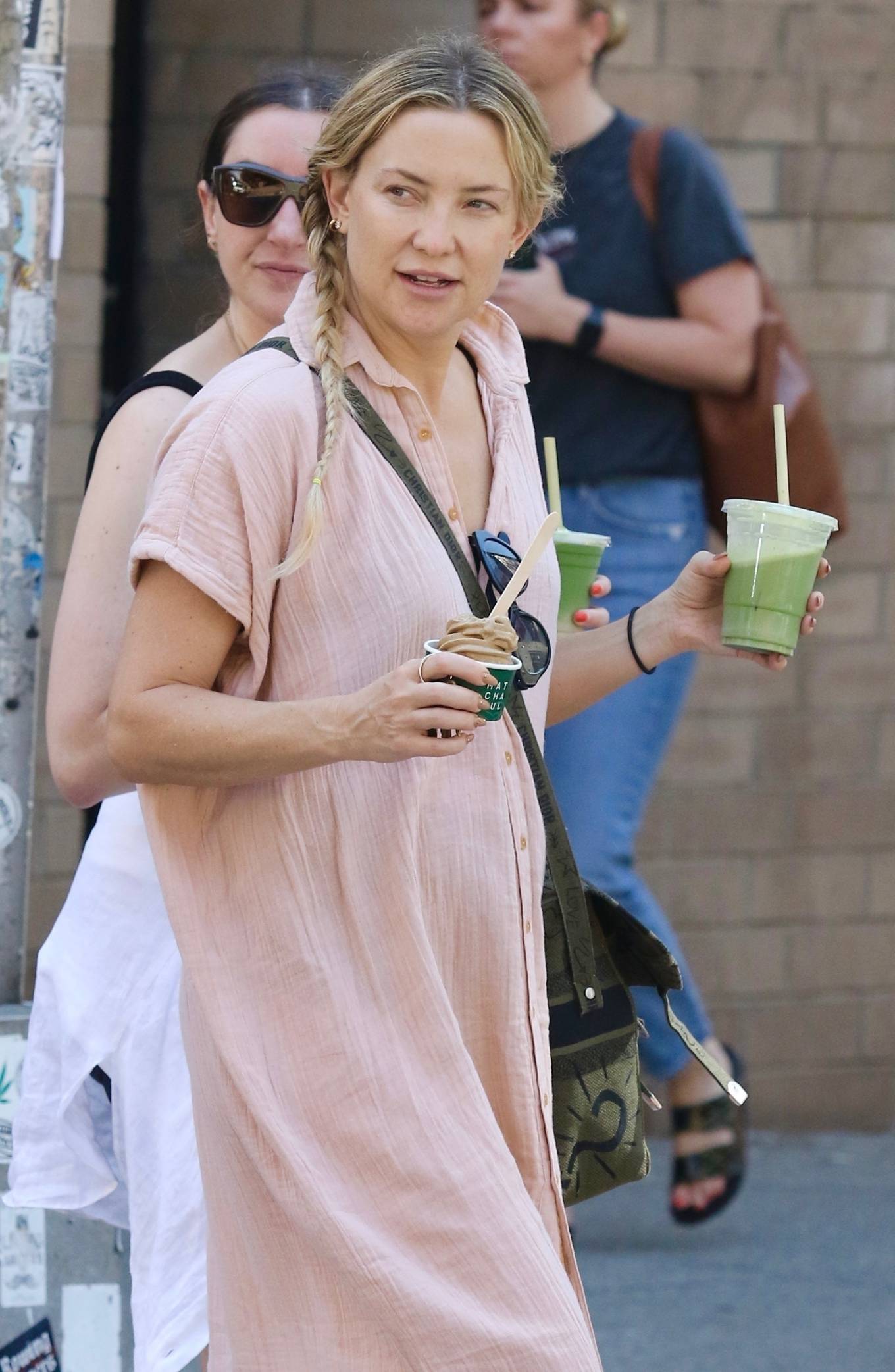 Kate Hudson 2022 : Kate Hudson – Steps out for a walk around Manhattan’s Soho-11