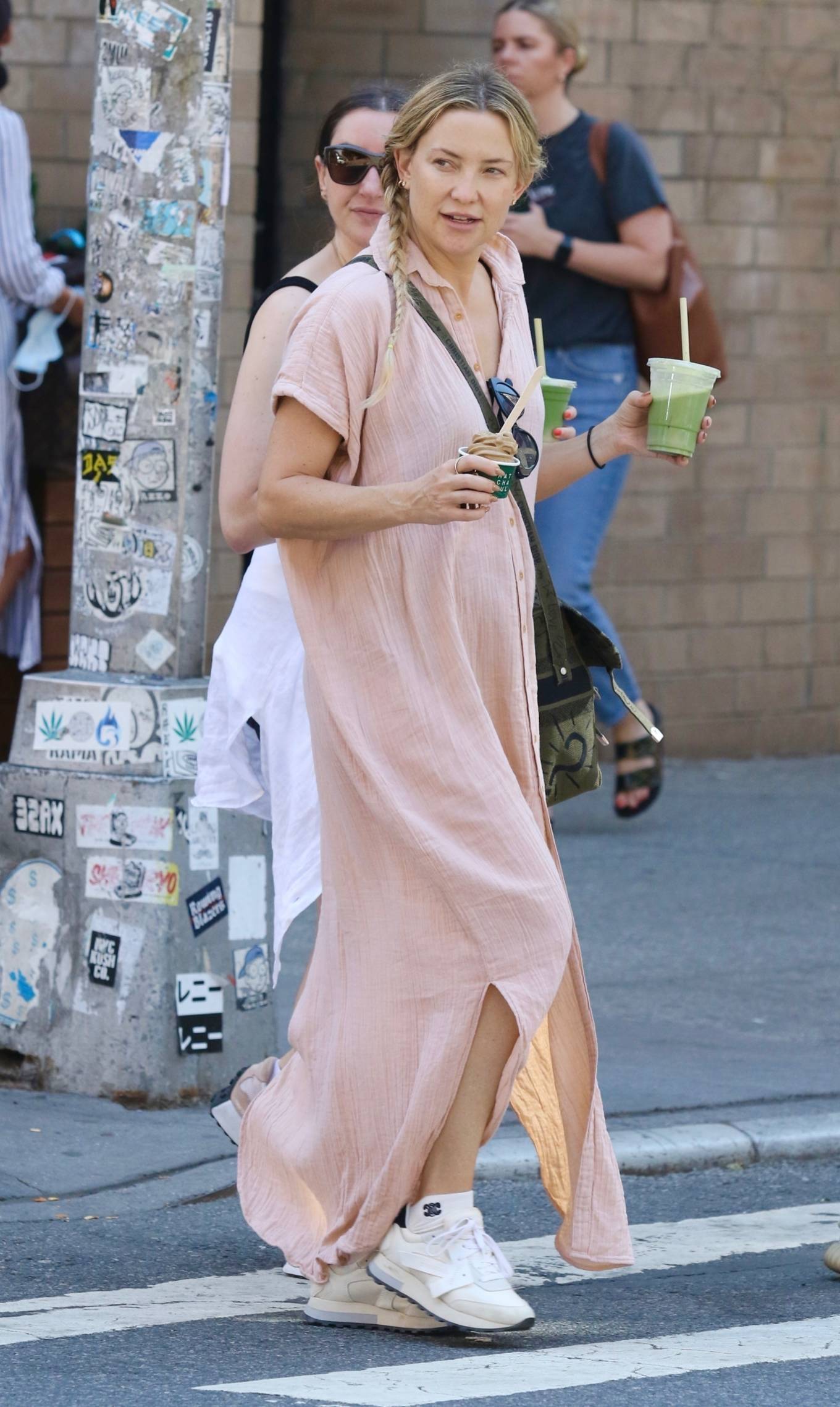 Kate Hudson 2022 : Kate Hudson – Steps out for a walk around Manhattan’s Soho-12